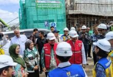 1779524212 menteri sosial ri saifullah yusuf kanan didampingi bupati katingan saiful meninjau progres pembangunan sekolah rakyat di kasongan sabtu 23 mei 2026