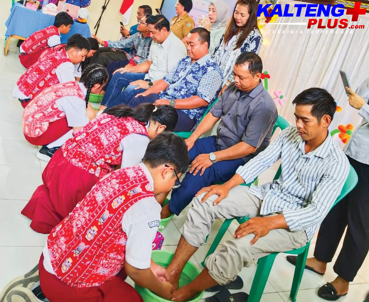 Tangis Haru Warnai Pelepasan Siswa SDN 5 Menteng Basuh Kaki Orang Tua Jadi Momen Berkesan