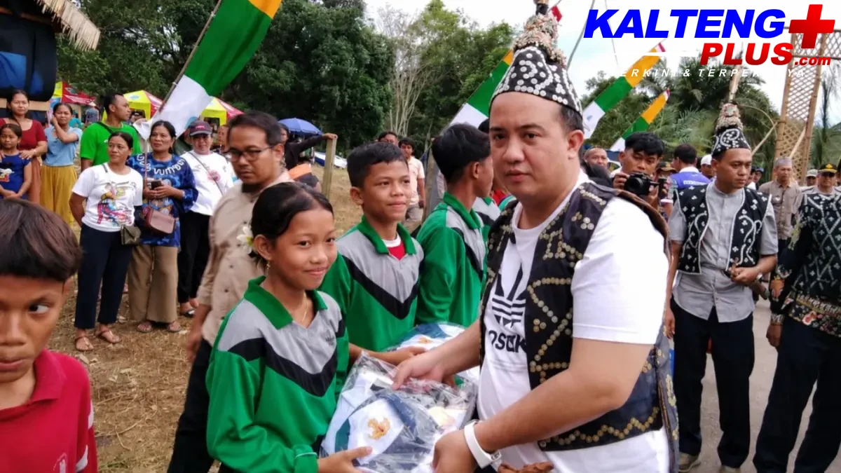 bupati lamandau rizky aditya putra saat menyalurkan program seragam sekolah gratis kepada perwakilan pelajarhumas 42VNd